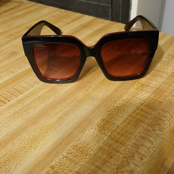 Kurt Geiger NWT Sunglasses With Soft Eye Case - Picture 4 of 8